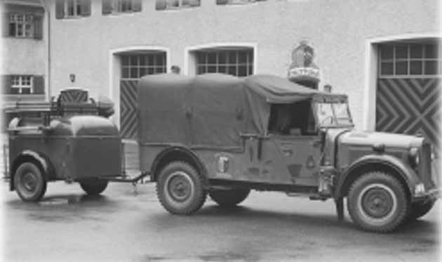 Katastrophenschutz-Anhänger mit Zugfahrzeug Baujahr 1950